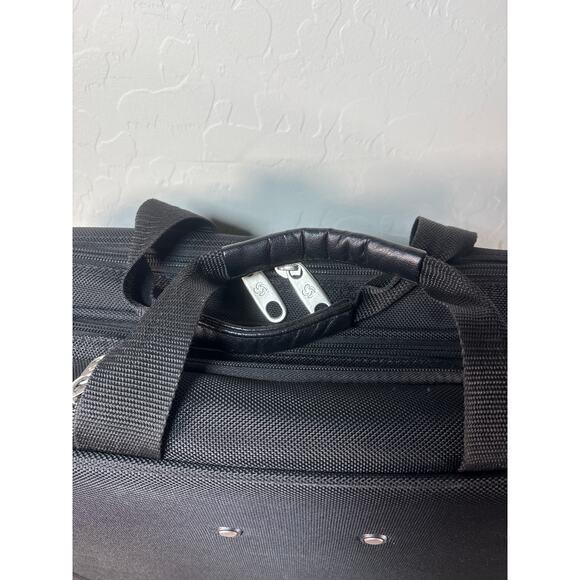 Samsonite Heritage Wheeled Business Carrying Carry-On Bag
Case for 17" Laptop - Picture 6 of 9